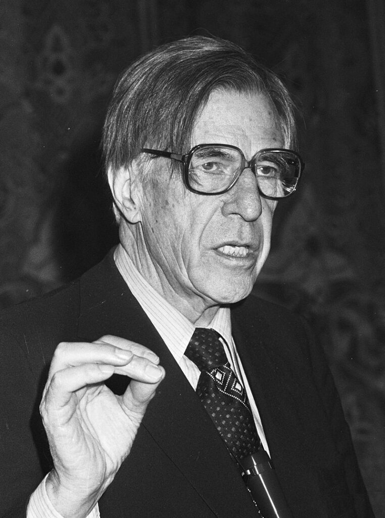 Sort hvidt halvportræt af John Kenneth Galbraith