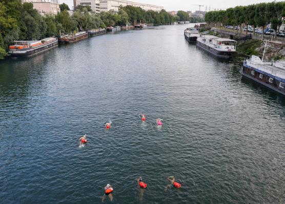 Seinen, Paris, med mennesker i fjernbillede. Svømmeveste