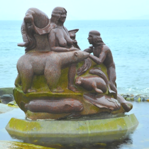 Skulptur ved vandkanten, lavvande. Nuuk Havets Moder