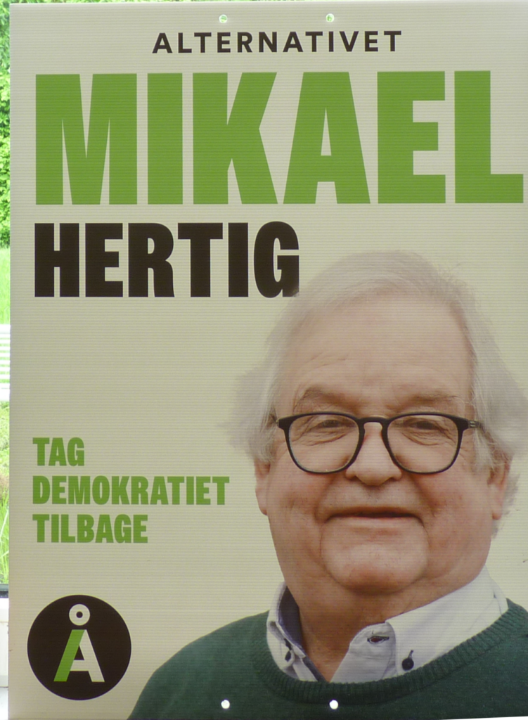 Plakatbillede ned Mikael Hertig, Alternativet. Telkst "Tag demokratiet tilbage"