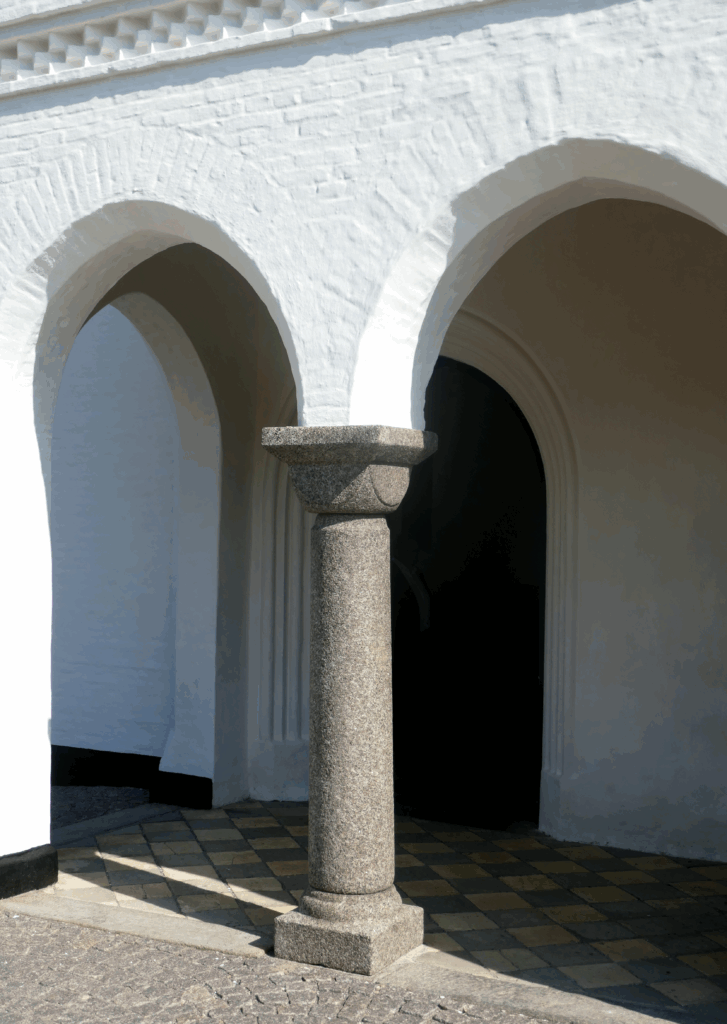 Indga<ng til våbenhuset i Dybbøl Kirke