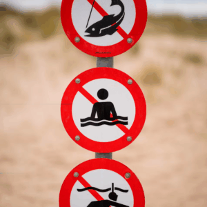 bILLEDE AF SKILT MED FISKEFORBUD, BADEFORBUD OG DYKKEFORBUD