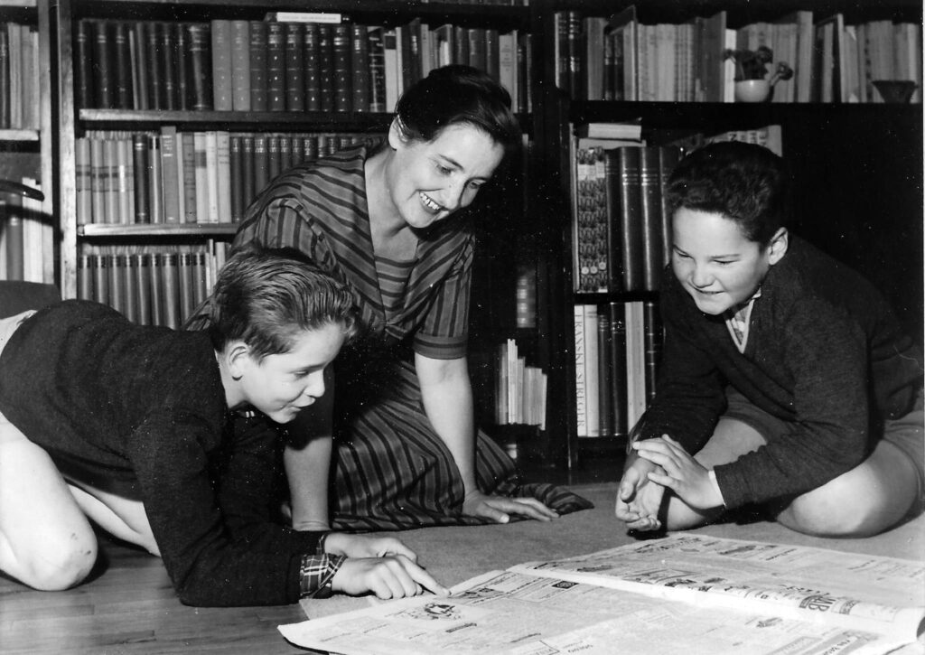 Sort hvidt foto fra 1960 med mid, min mor og Joakim Hertig til højre