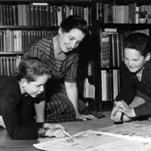 Sort hvidt foto fra 1960 med mid, min mor og Joakim Hertig til højre